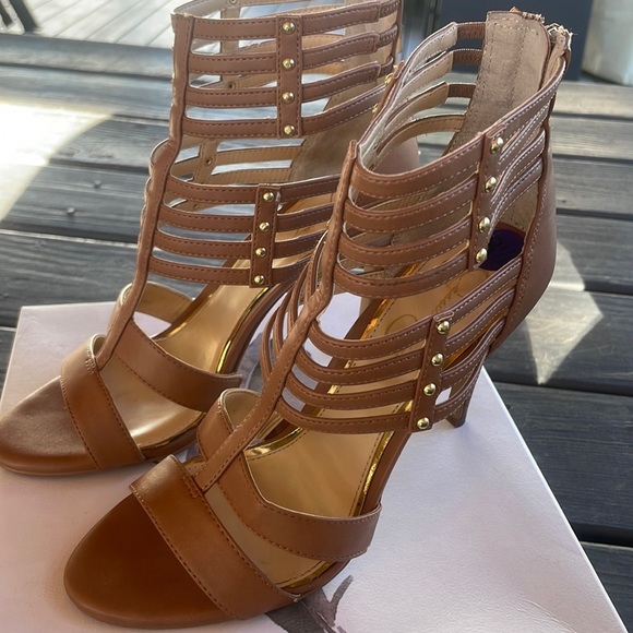 Jessica Simpson nude color 3 inch heels. - Picture 3 of 6